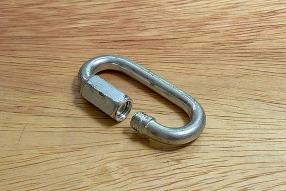 SCREW GATE CARABINER